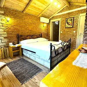 Appartement Muzhaqi, Nivice